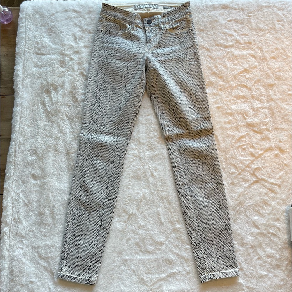 Guess waxy snakeskin denim. Size 24, fits like a 24-25. Stretchy never worn
